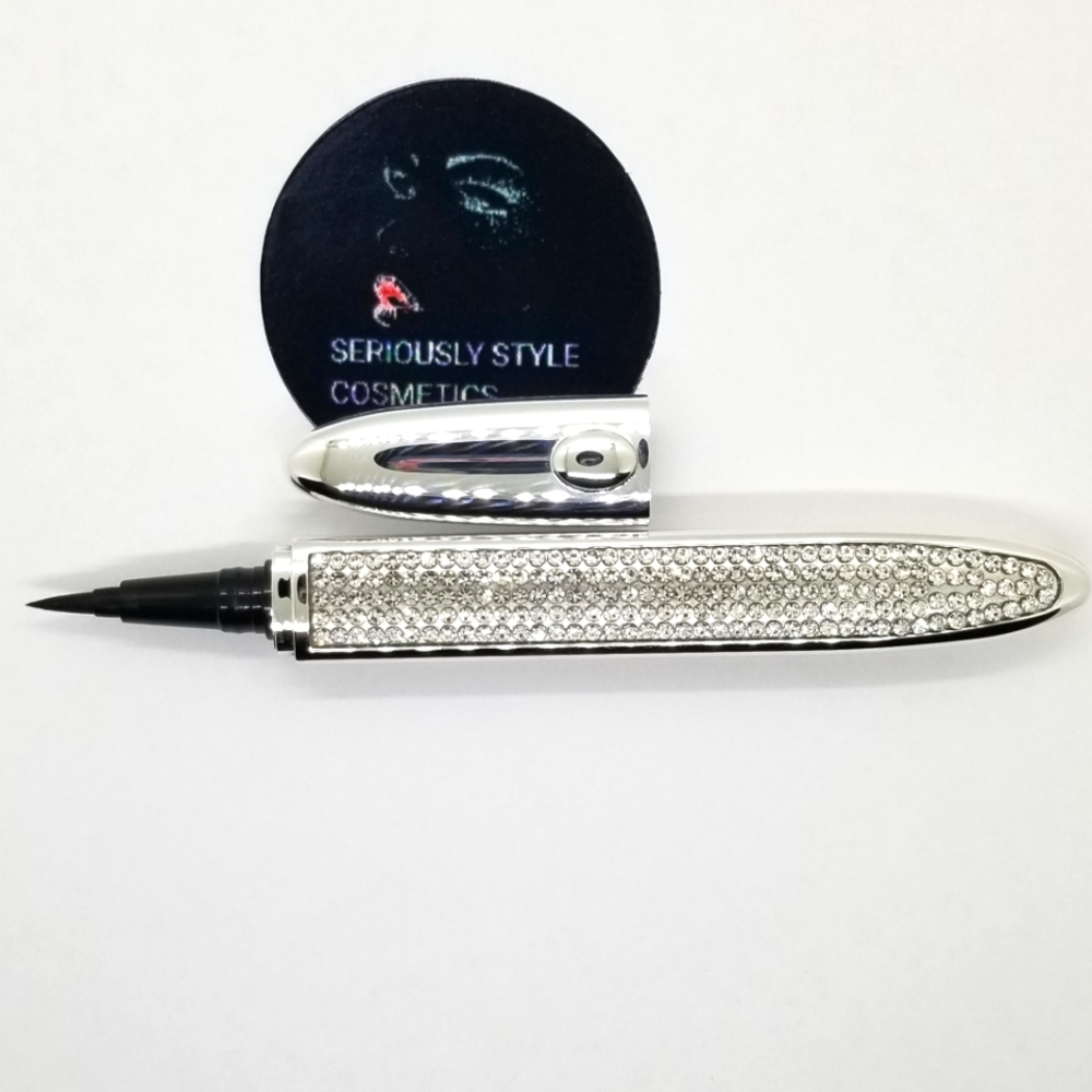 Magic Adhesive Eyeliner (LINK IN BIO)